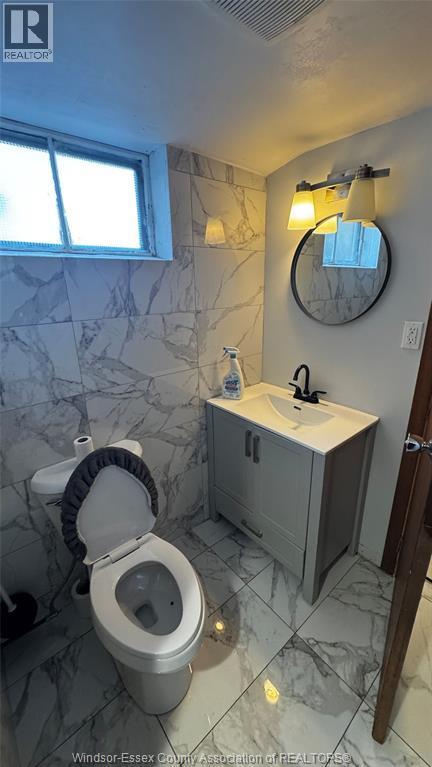 979 Arthur Unit# Lower, Windsor, ON - Indoor Photo Showing Bathroom
