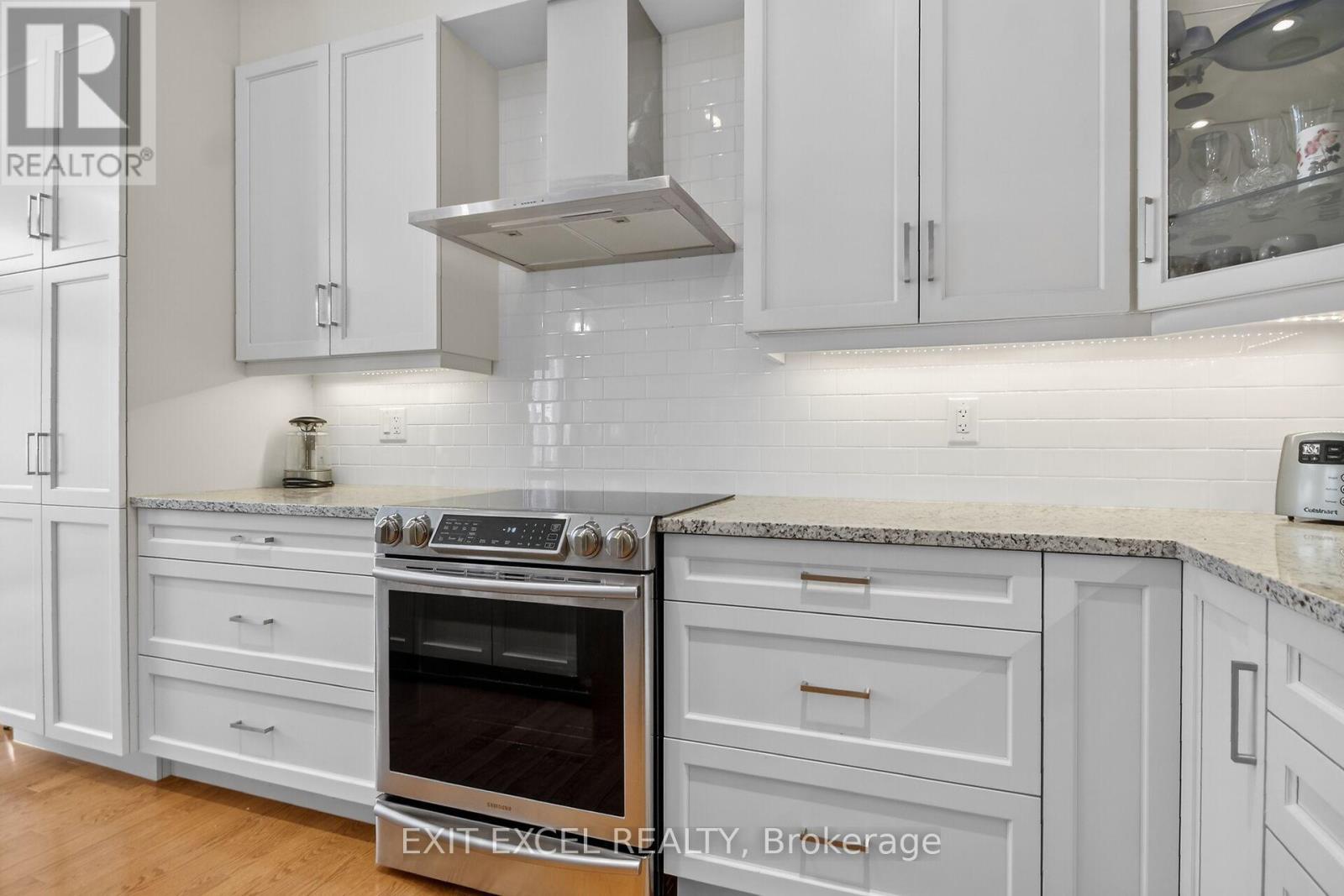 478 Fernside Street, Ottawa, ON - Indoor Photo Showing Kitchen With Upgraded Kitchen