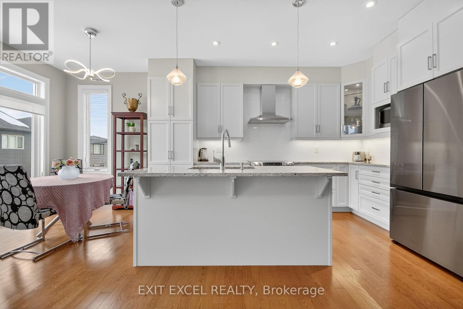 478 Fernside Street, Ottawa, ON - Indoor Photo Showing Kitchen With Upgraded Kitchen