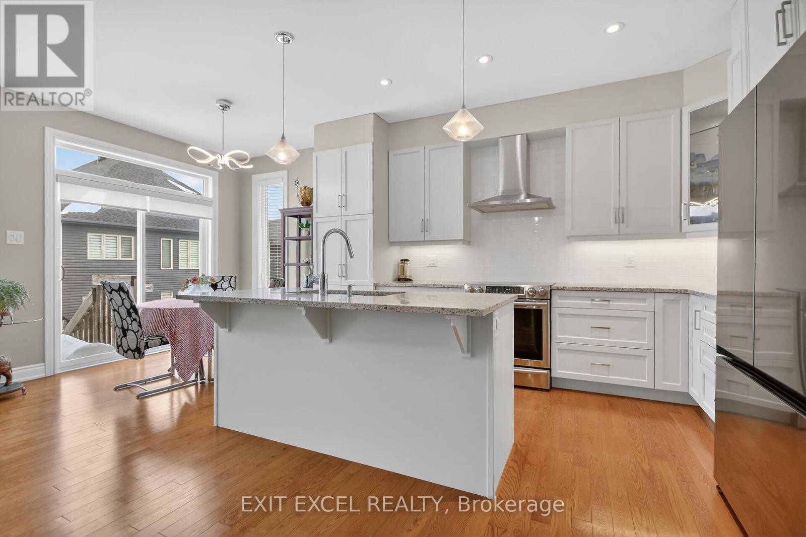 478 Fernside Street, Ottawa, ON - Indoor Photo Showing Kitchen With Upgraded Kitchen