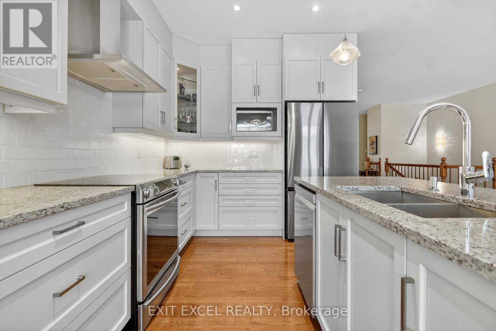 478 Fernside Street, Ottawa, ON - Indoor Photo Showing Kitchen With Double Sink With Upgraded Kitchen