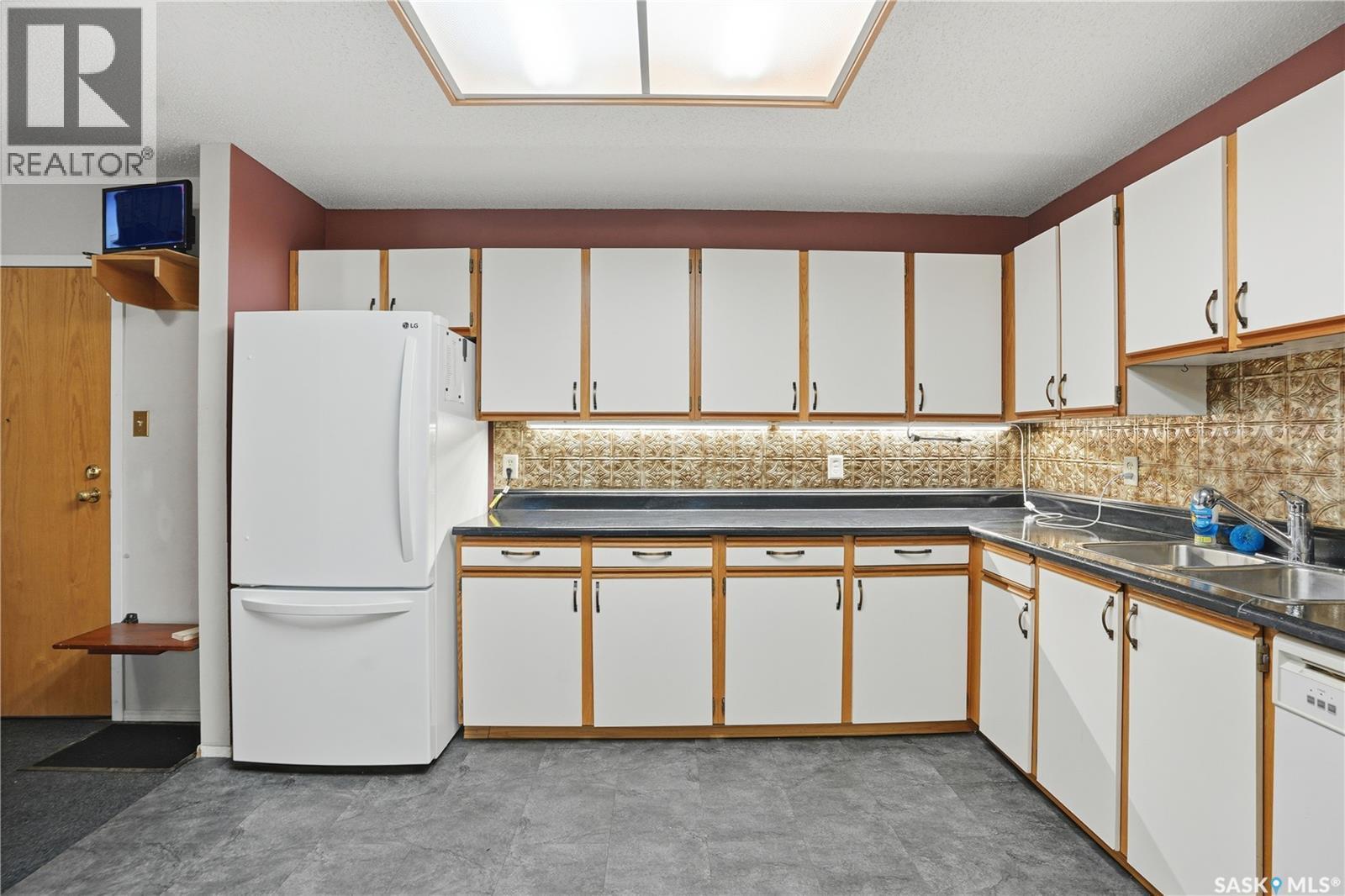 304 706 Confederation Drive, Saskatoon, SK - Indoor Photo Showing Kitchen With Double Sink
