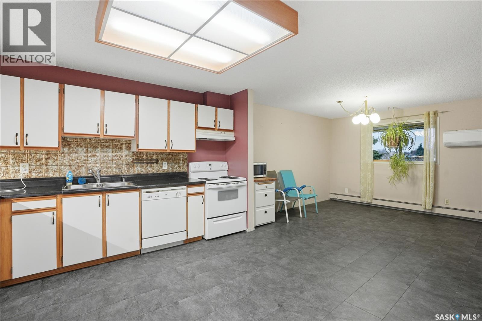 304 706 Confederation Drive, Saskatoon, SK - Indoor Photo Showing Kitchen With Double Sink