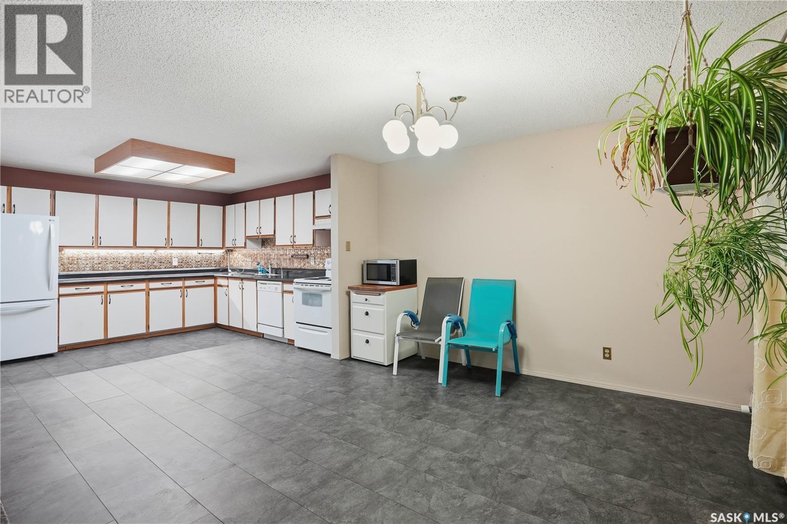 304 706 Confederation Drive, Saskatoon, SK - Indoor Photo Showing Kitchen