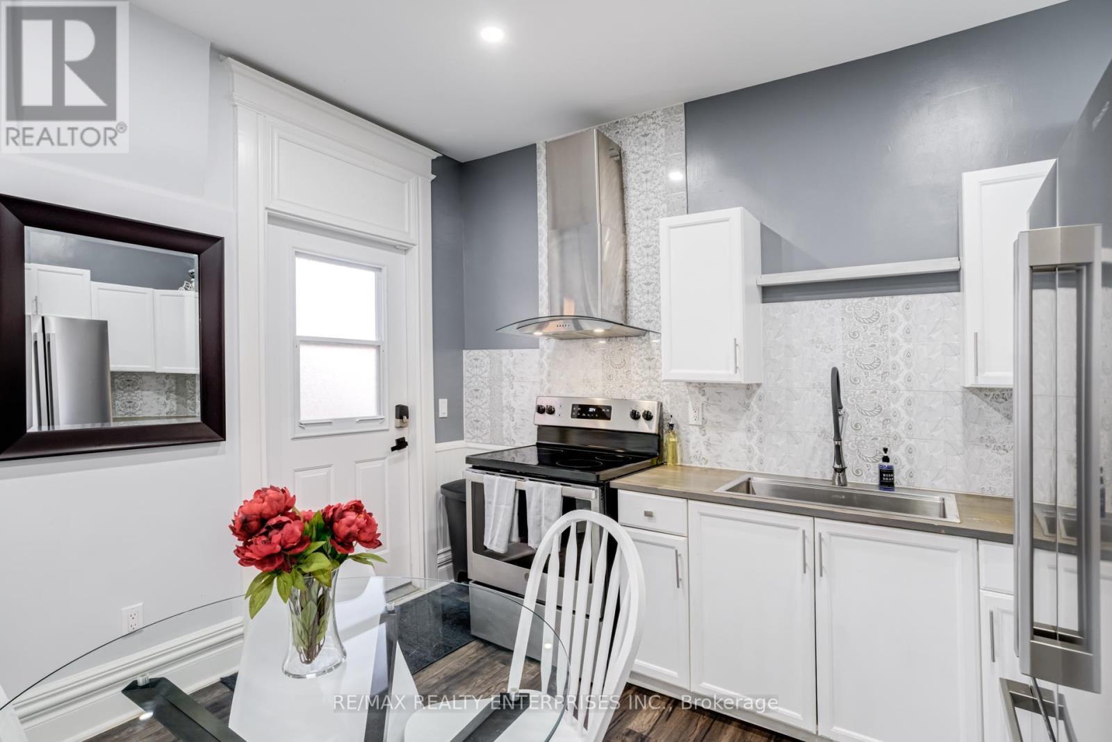 20 Sherman Avenue S, Hamilton, ON - Indoor Photo Showing Kitchen With Upgraded Kitchen
