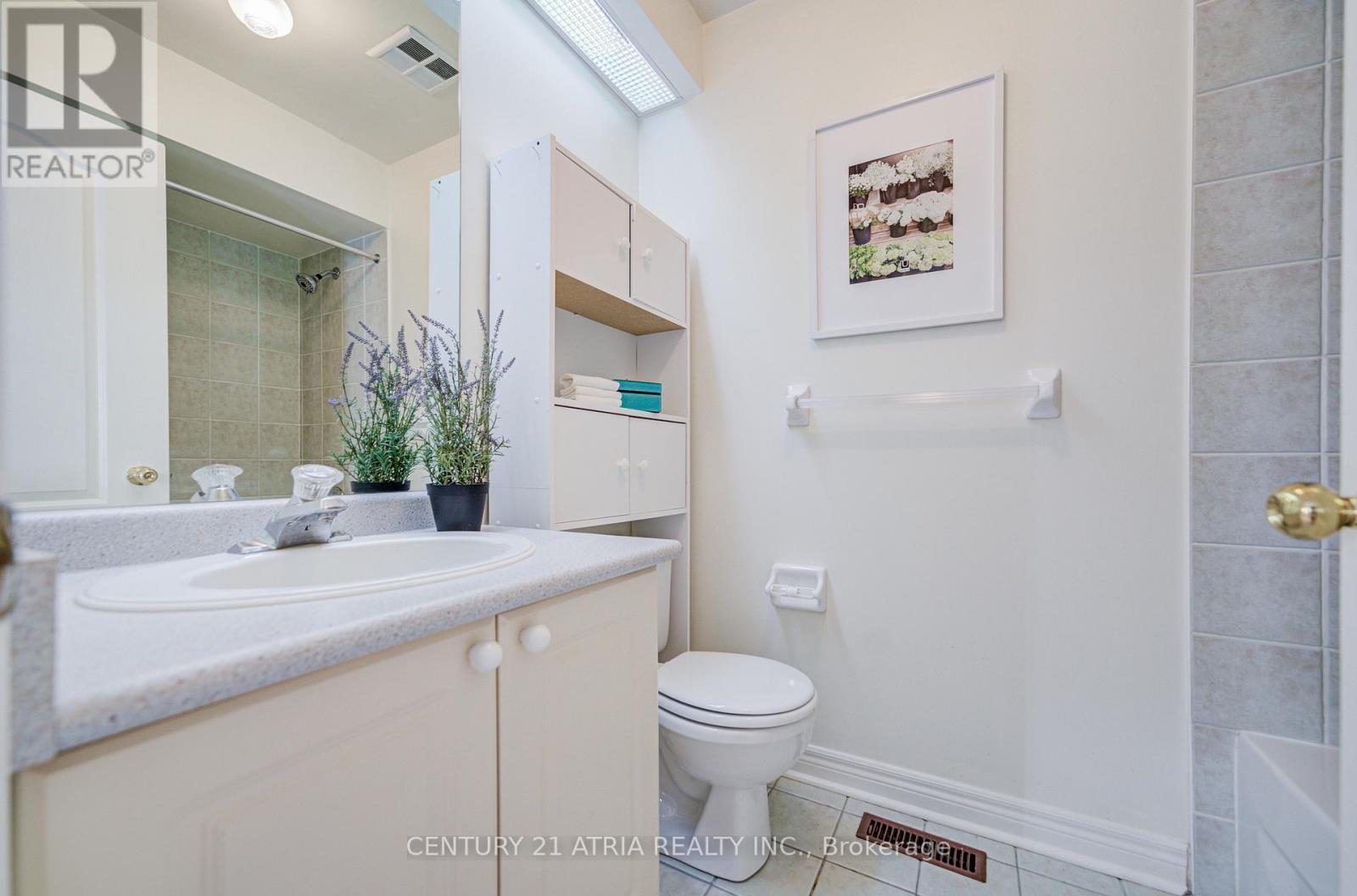 3rd Floor Common Washroom - 108 - 190 Harding Boulevard W, Richmond Hill, ON - Indoor Photo Showing Bathroom