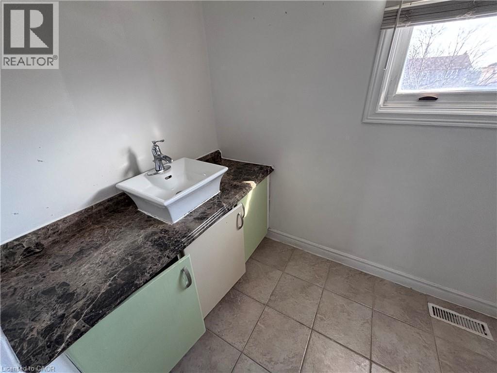 15 Strada Boulevard, St. Catharines, ON - Indoor Photo Showing Bathroom