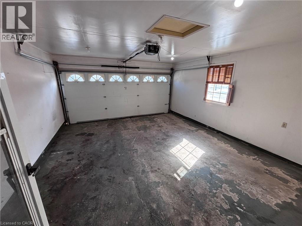 15 Strada Boulevard, St. Catharines, ON - Indoor Photo Showing Garage