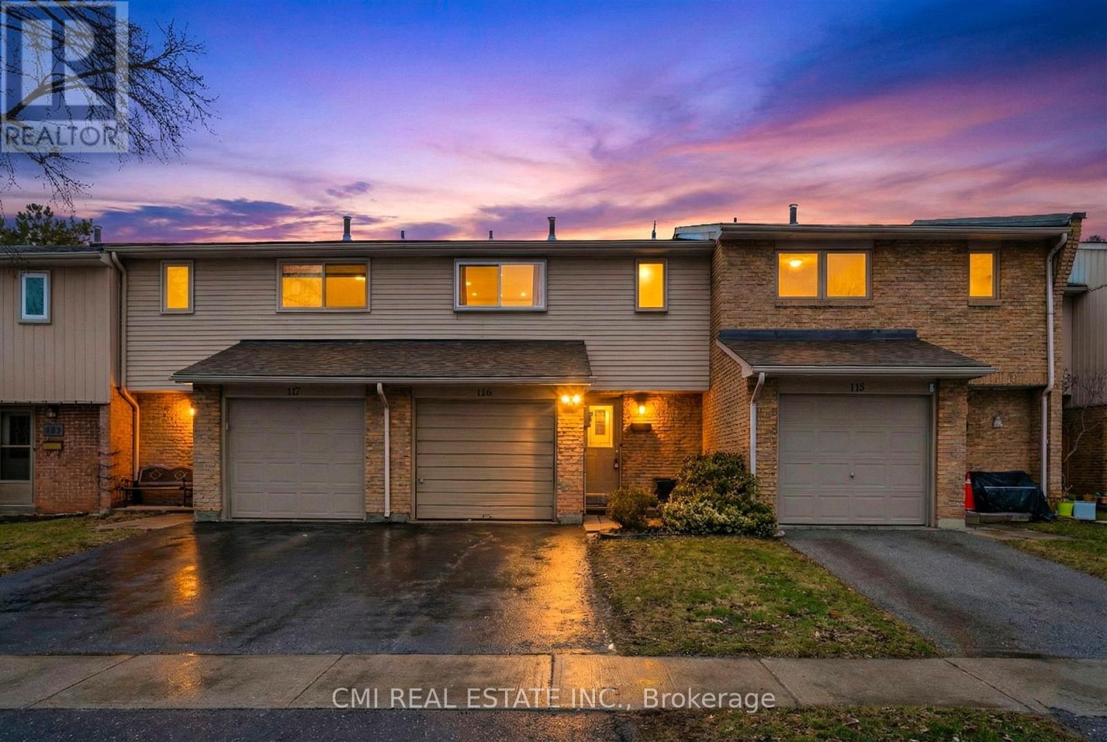 116 - 1538 Lancaster Drive, Oakville, ON - Outdoor
