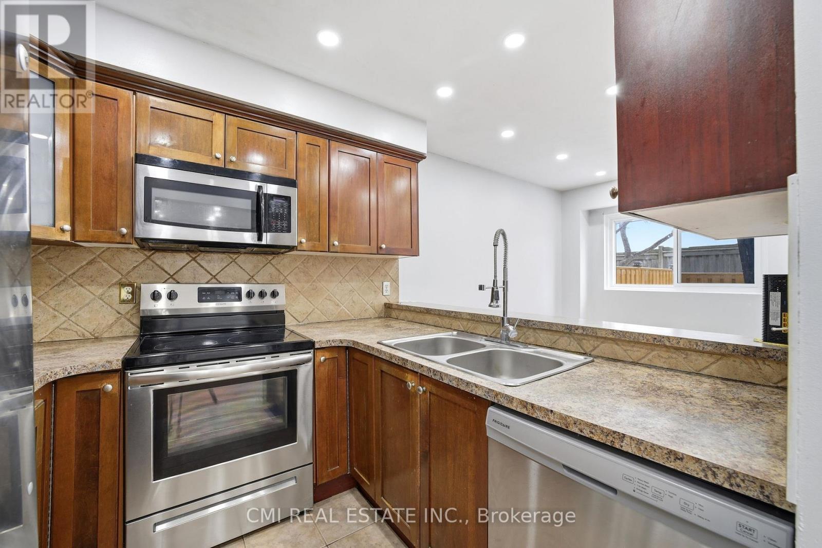 116 - 1538 Lancaster Drive, Oakville, ON - Indoor Photo Showing Kitchen With Double Sink