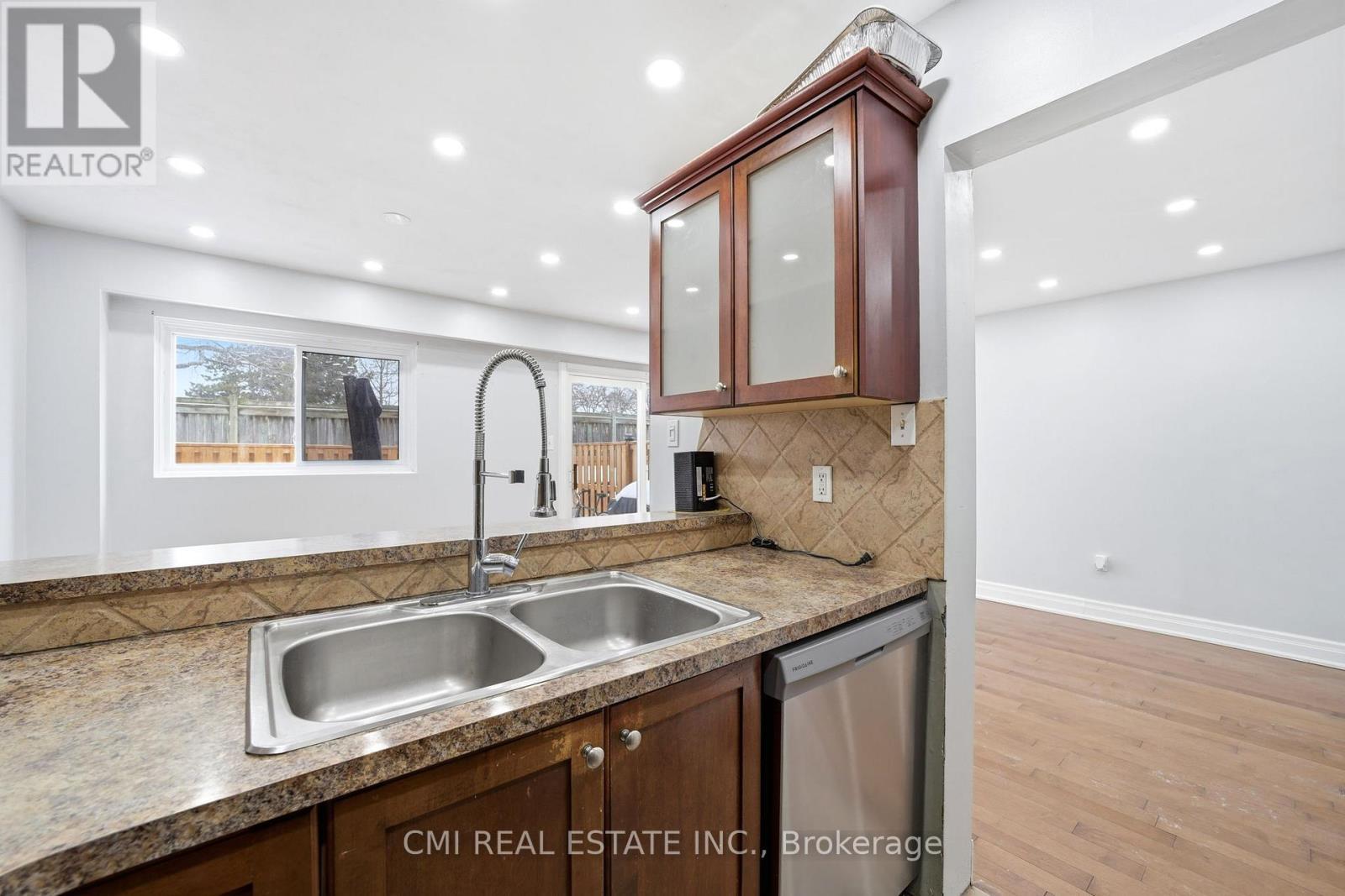 116 - 1538 Lancaster Drive, Oakville, ON - Indoor Photo Showing Kitchen With Double Sink