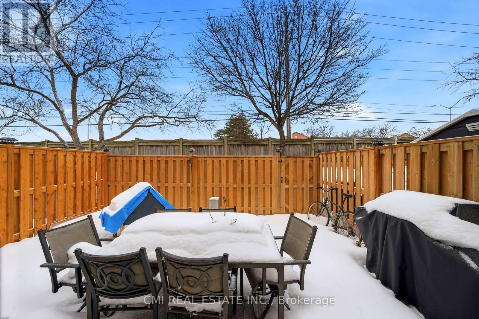 116 - 1538 Lancaster Drive, Oakville, ON - Outdoor