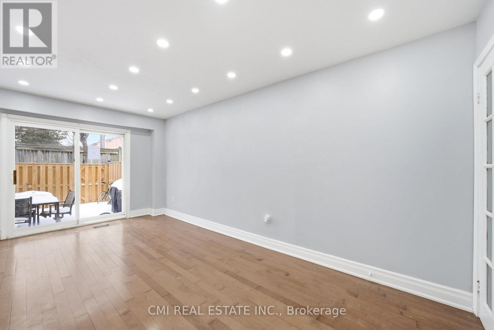 116 - 1538 Lancaster Drive, Oakville, ON - Indoor Photo Showing Other Room