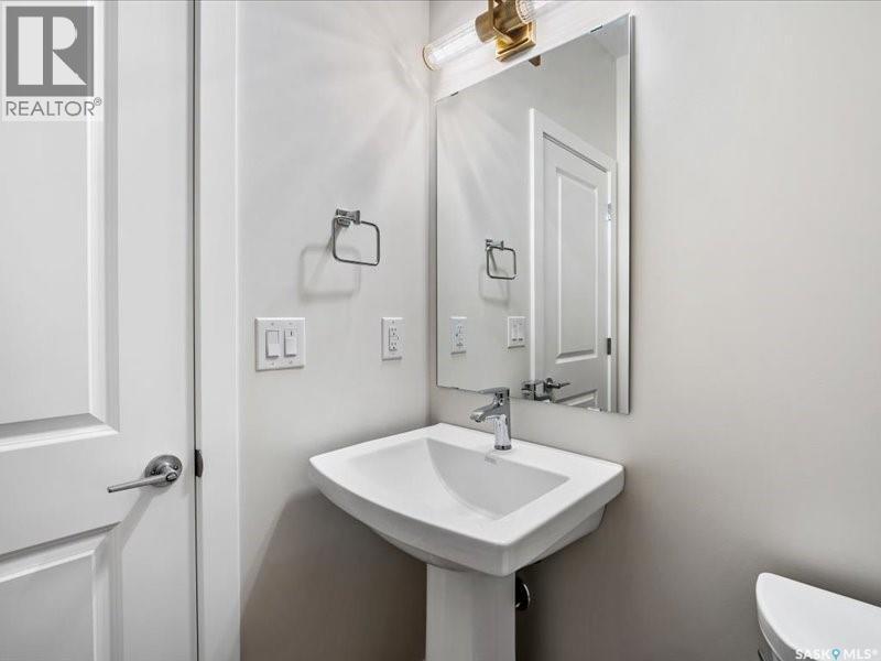 107 Katz Avenue, Saskatoon, SK - Indoor Photo Showing Bathroom
