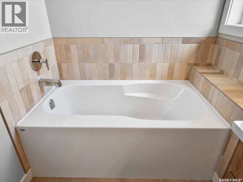 107 Katz Avenue, Saskatoon, SK - Indoor Photo Showing Bathroom