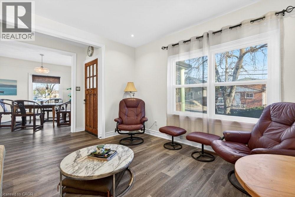 710 Rennie Street, Hamilton, ON - Indoor Photo Showing Living Room