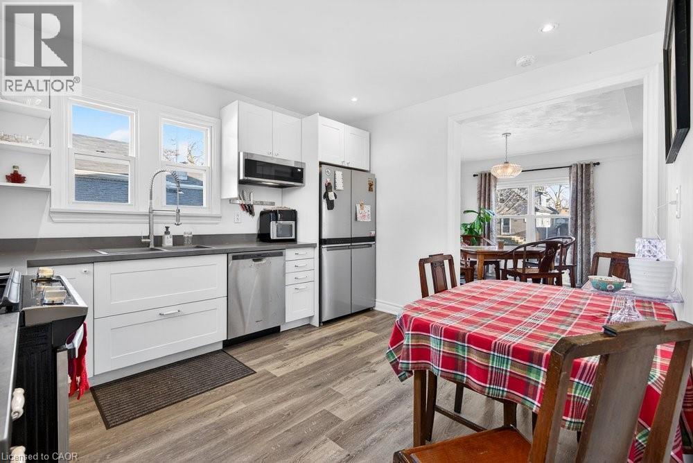 710 Rennie Street, Hamilton, ON - Indoor Photo Showing Kitchen