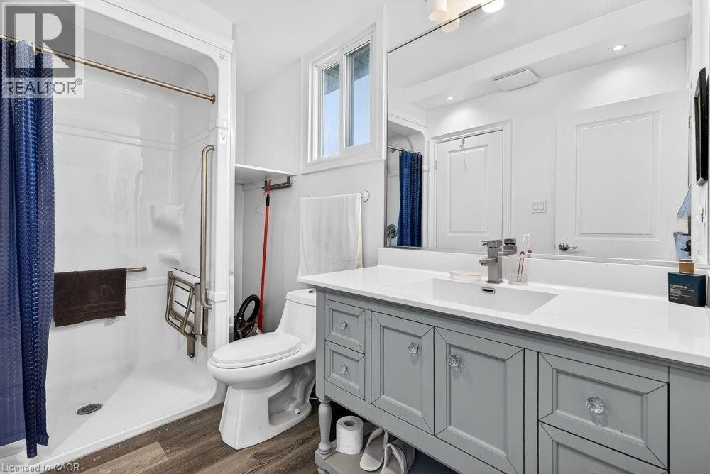 710 Rennie Street, Hamilton, ON - Indoor Photo Showing Bathroom