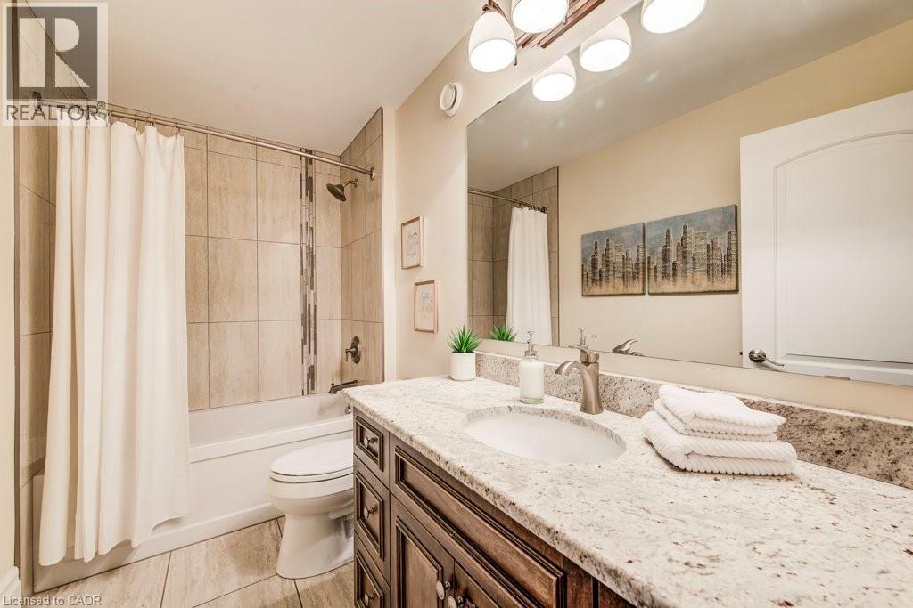 Upper 4 pc bathroom - 124 Allen Street E, Waterloo, ON - Indoor Photo Showing Bathroom