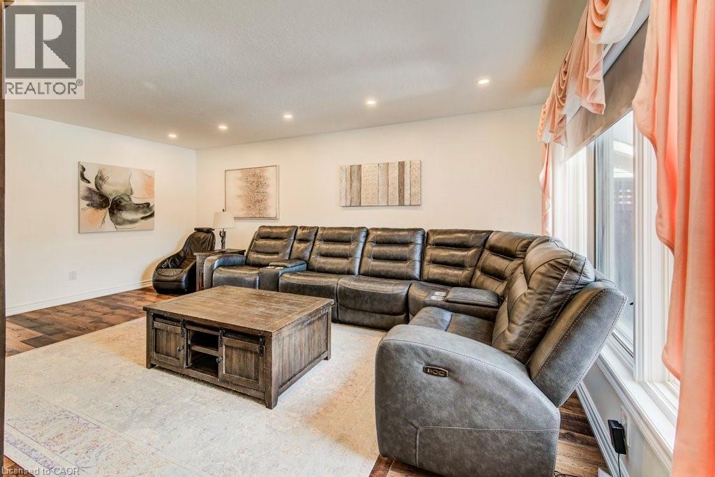 342 Wyecroft Boulevard, Waterloo, ON - Indoor Photo Showing Living Room