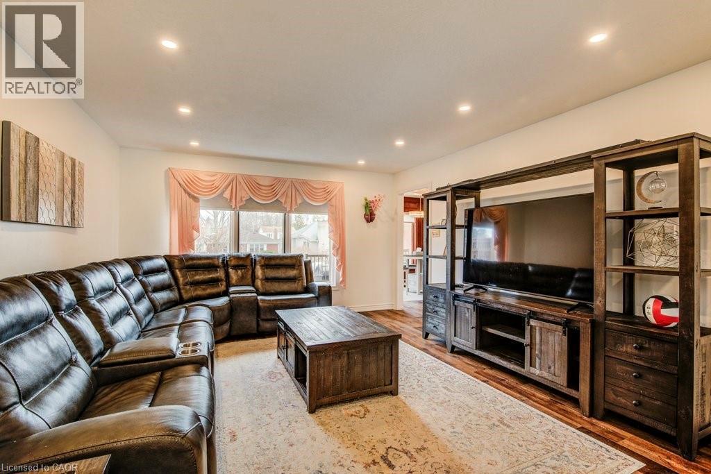 342 Wyecroft Boulevard, Waterloo, ON - Indoor Photo Showing Living Room