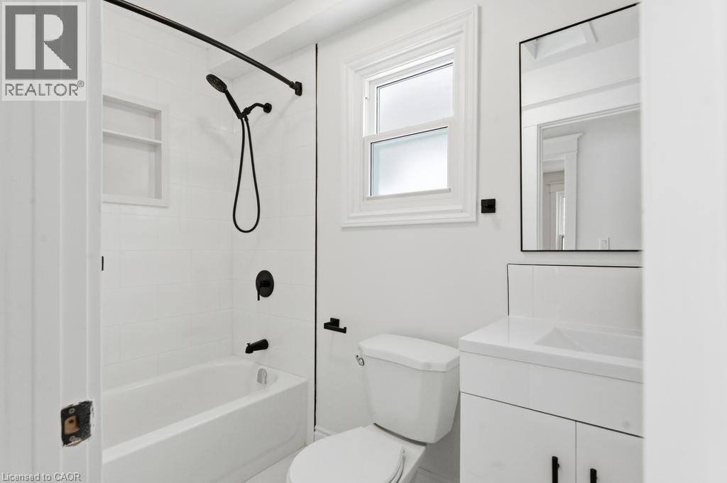 63 Argyle Avenue, Hamilton, ON - Indoor Photo Showing Bathroom