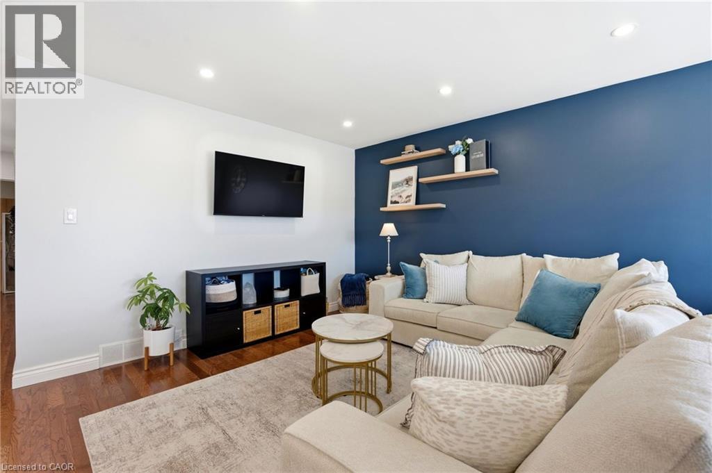 48 Champlain Avenue, Hamilton, ON - Indoor Photo Showing Living Room