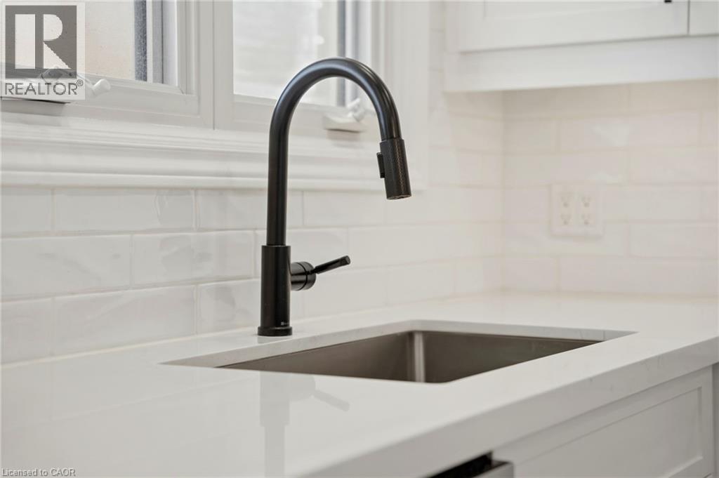 48 Champlain Avenue, Hamilton, ON - Indoor Photo Showing Kitchen