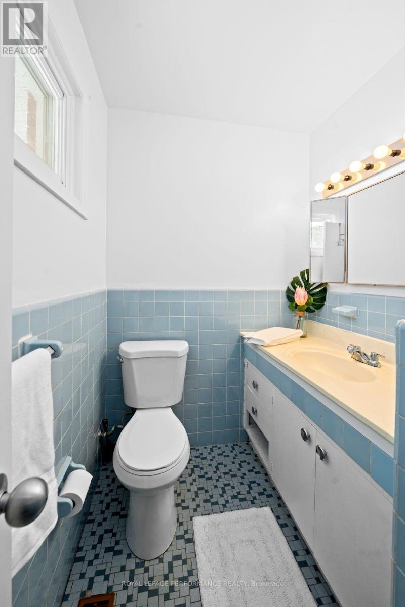 Mid-century blue ensuite - 1430 Edgecliffe Avenue, Ottawa, ON - Indoor Photo Showing Bathroom