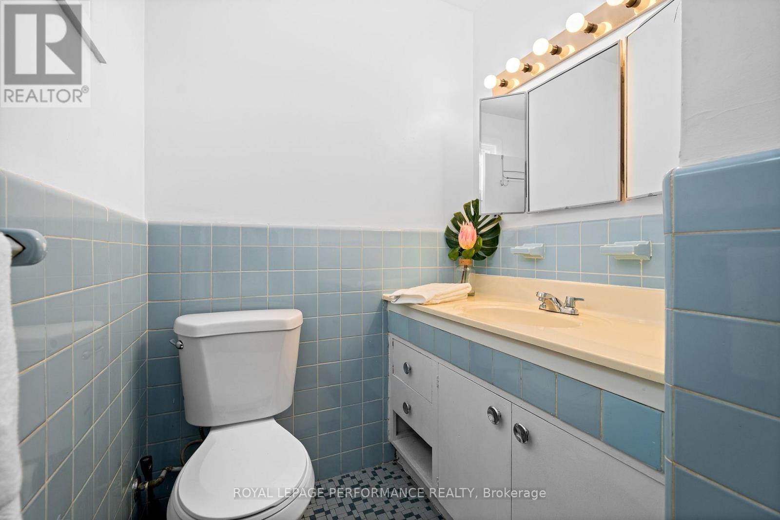 Mid-century bathroom (ensuite) - 1430 Edgecliffe Avenue, Ottawa, ON - Indoor Photo Showing Bathroom