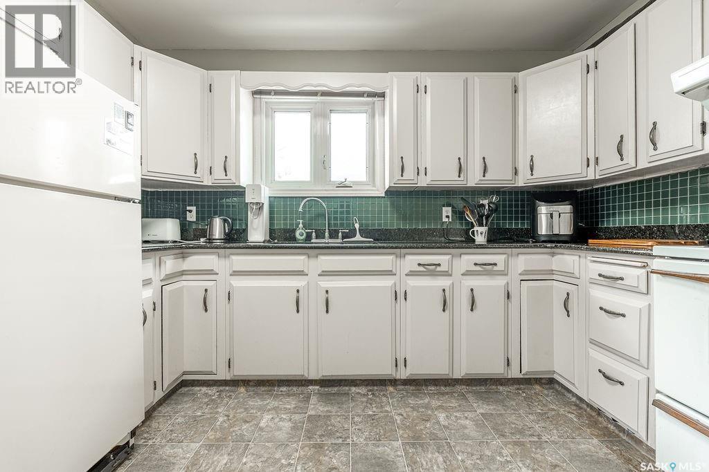 724 M Avenue S, Saskatoon, SK - Indoor Photo Showing Kitchen