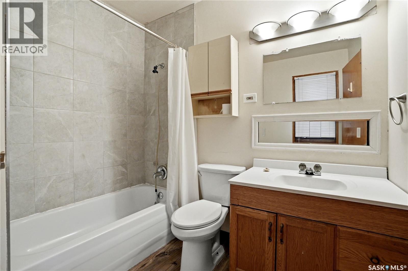 100 Cruise Street, Saskatoon, SK - Indoor Photo Showing Bathroom