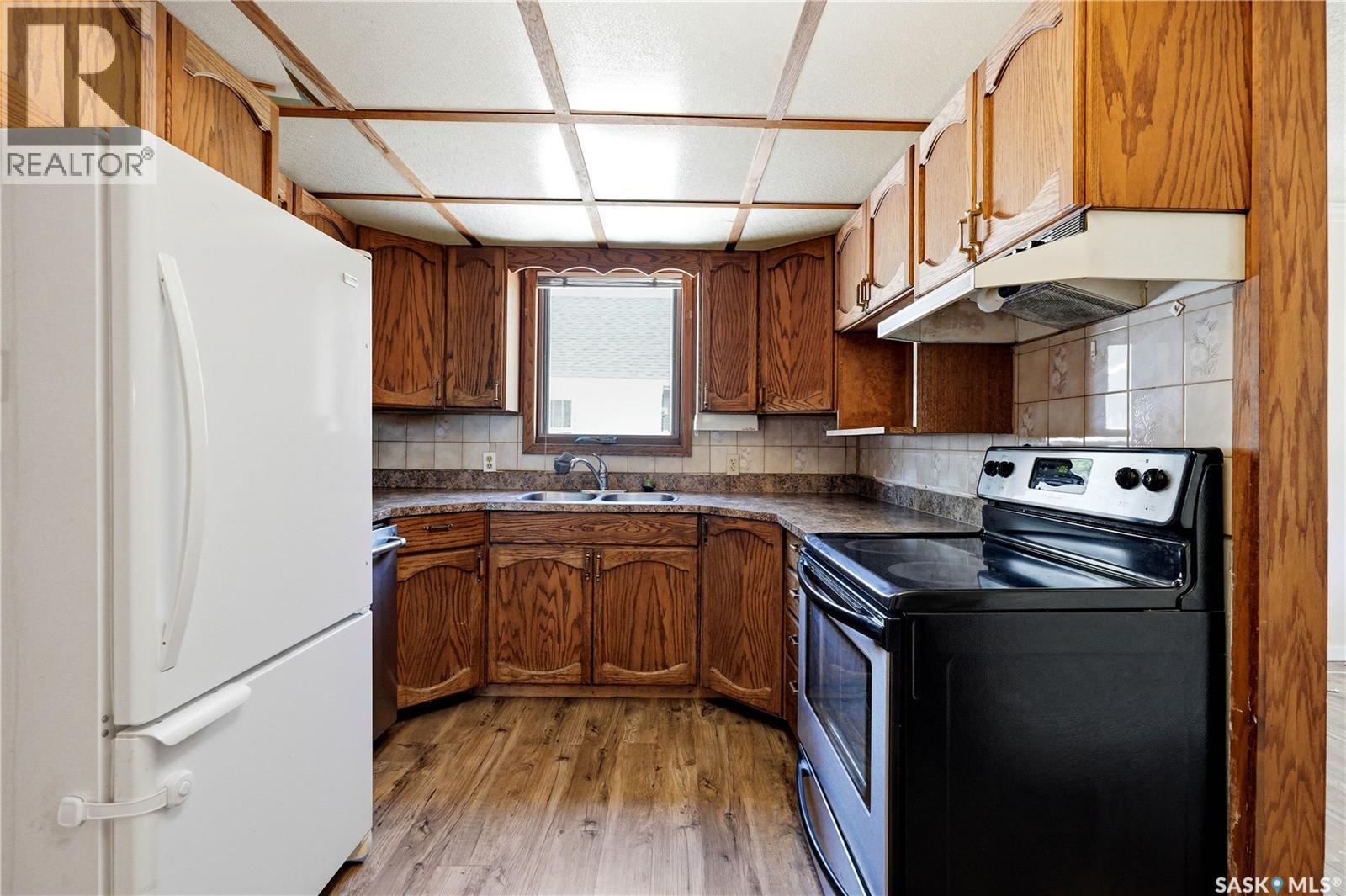 100 Cruise Street, Saskatoon, SK - Indoor Photo Showing Kitchen With Double Sink