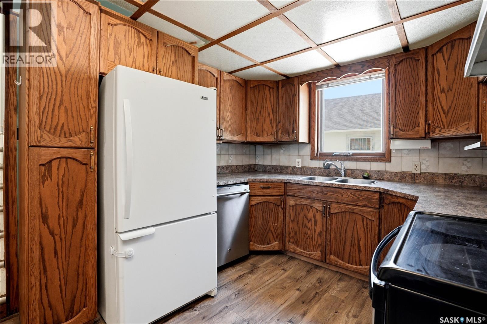 100 Cruise Street, Saskatoon, SK - Indoor Photo Showing Kitchen With Double Sink