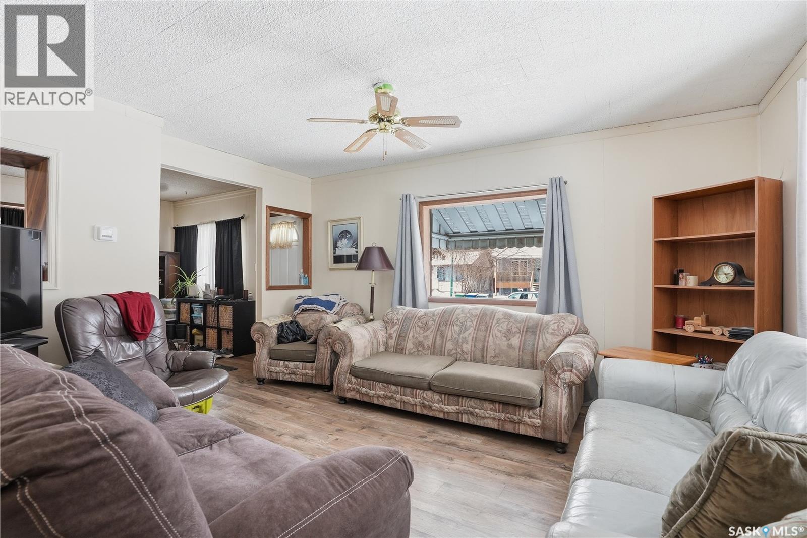 100 Cruise Street, Saskatoon, SK - Indoor Photo Showing Living Room