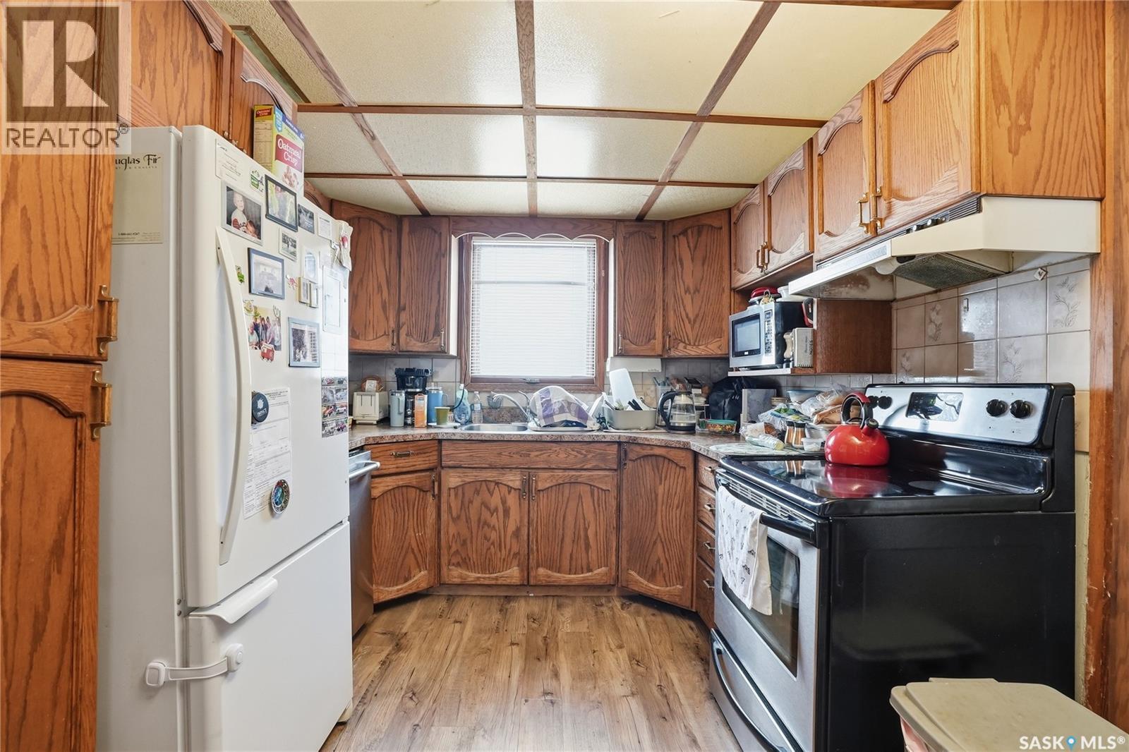 100 Cruise Street, Saskatoon, SK - Indoor Photo Showing Kitchen With Double Sink