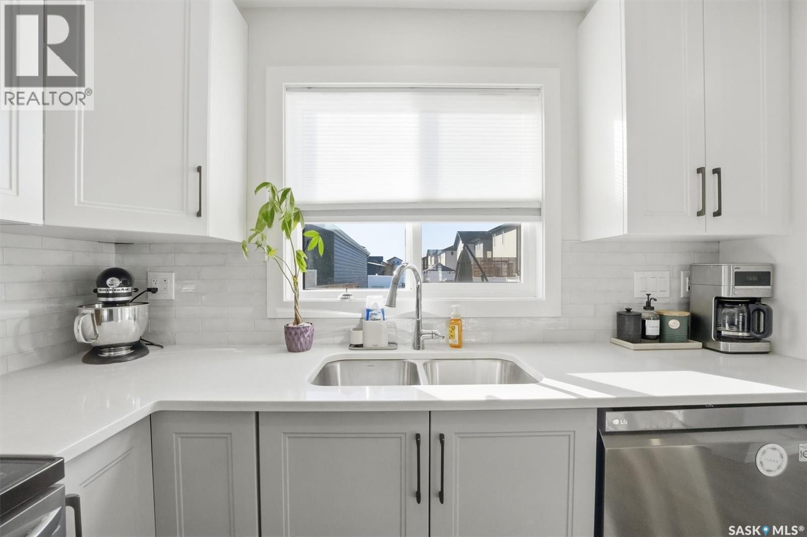 110 Westfield Road, Saskatoon, SK - Indoor Photo Showing Kitchen With Double Sink