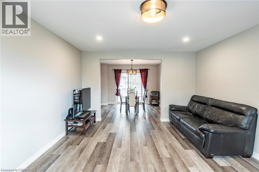 Living room with light wood-style floors and baseboards - 72 Ingleside Drive Unit# Upper, Kitchener, ON - Indoor