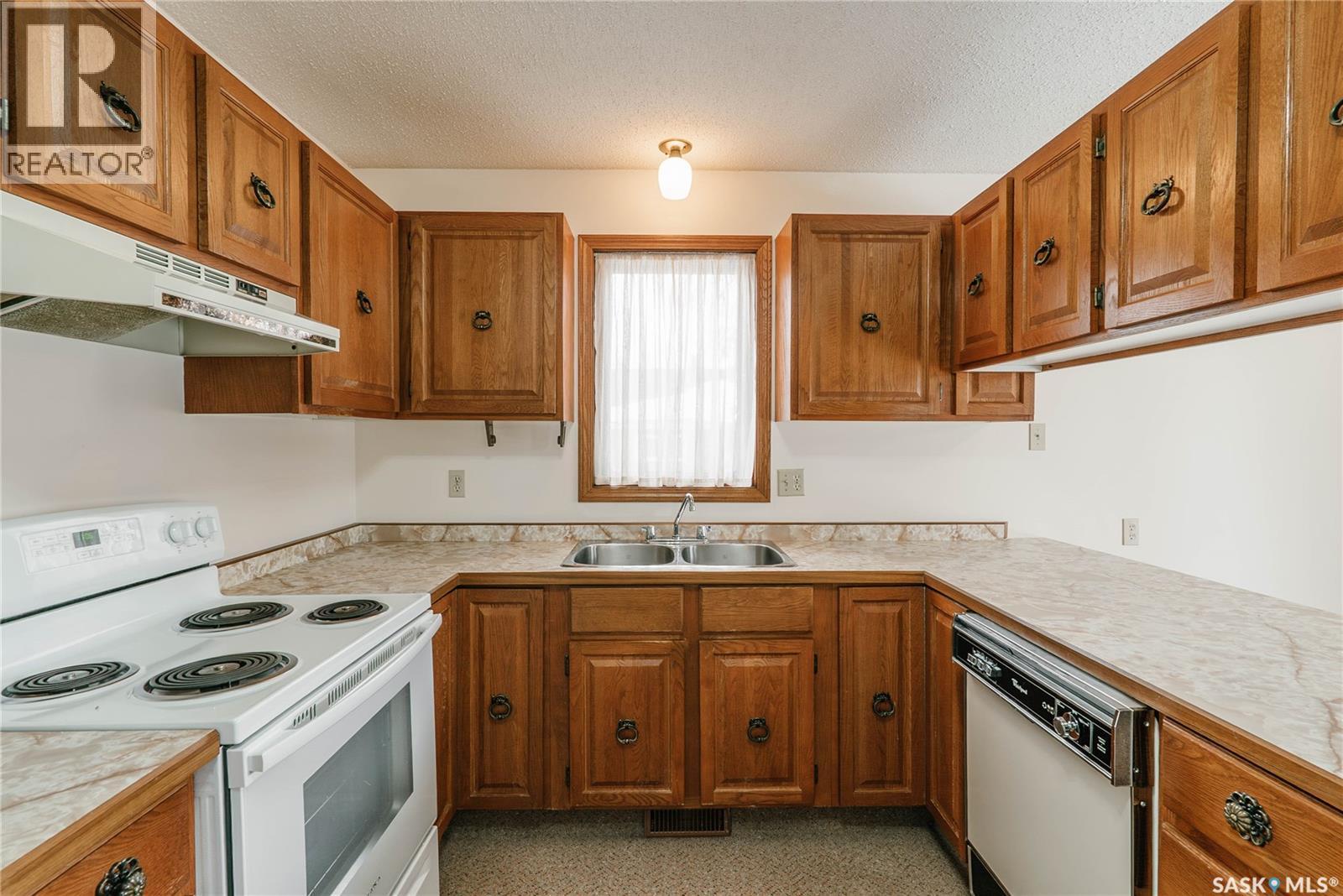 463 Christopher Road, Saskatoon, SK - Indoor Photo Showing Kitchen With Double Sink