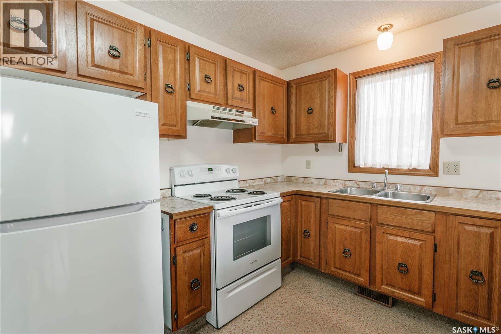 463 Christopher Road, Saskatoon, SK - Indoor Photo Showing Kitchen With Double Sink
