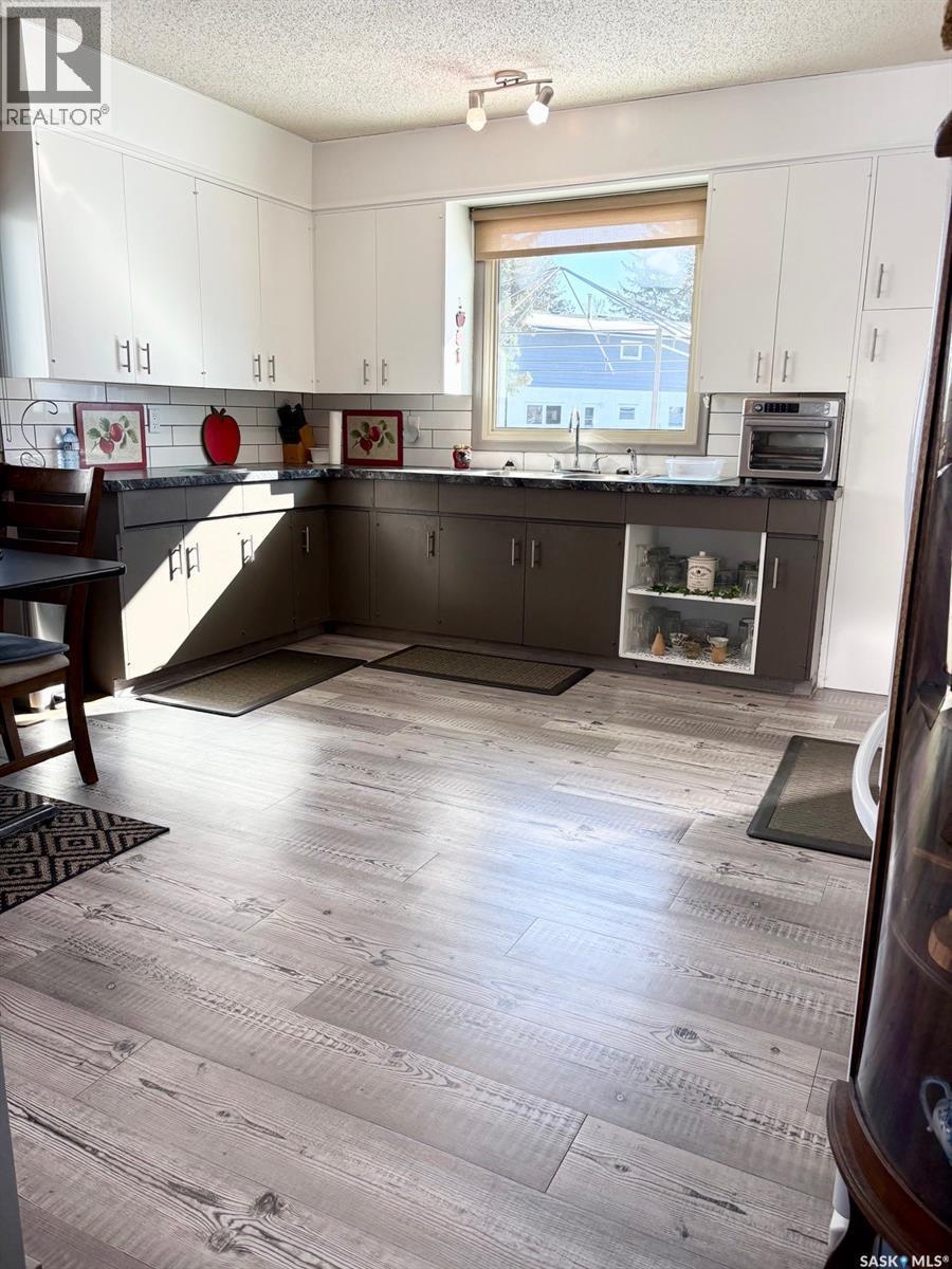 452 Mountview Road, Yorkton, SK - Indoor Photo Showing Kitchen With Double Sink