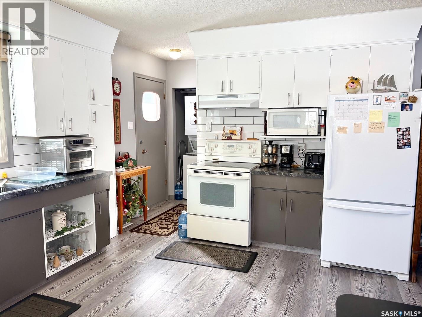 452 Mountview Road, Yorkton, SK - Indoor Photo Showing Kitchen With Double Sink