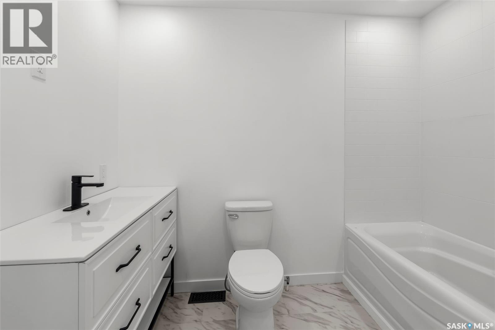 117 U Avenue S, Saskatoon, SK - Indoor Photo Showing Bathroom