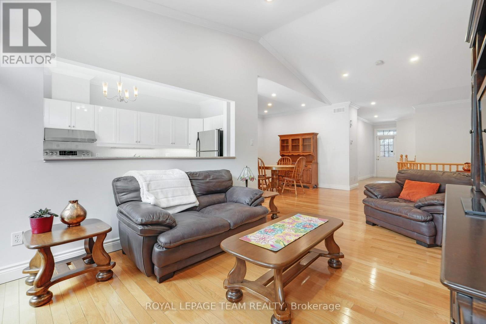 114 Bartlett Private, Ottawa, ON - Indoor Photo Showing Living Room
