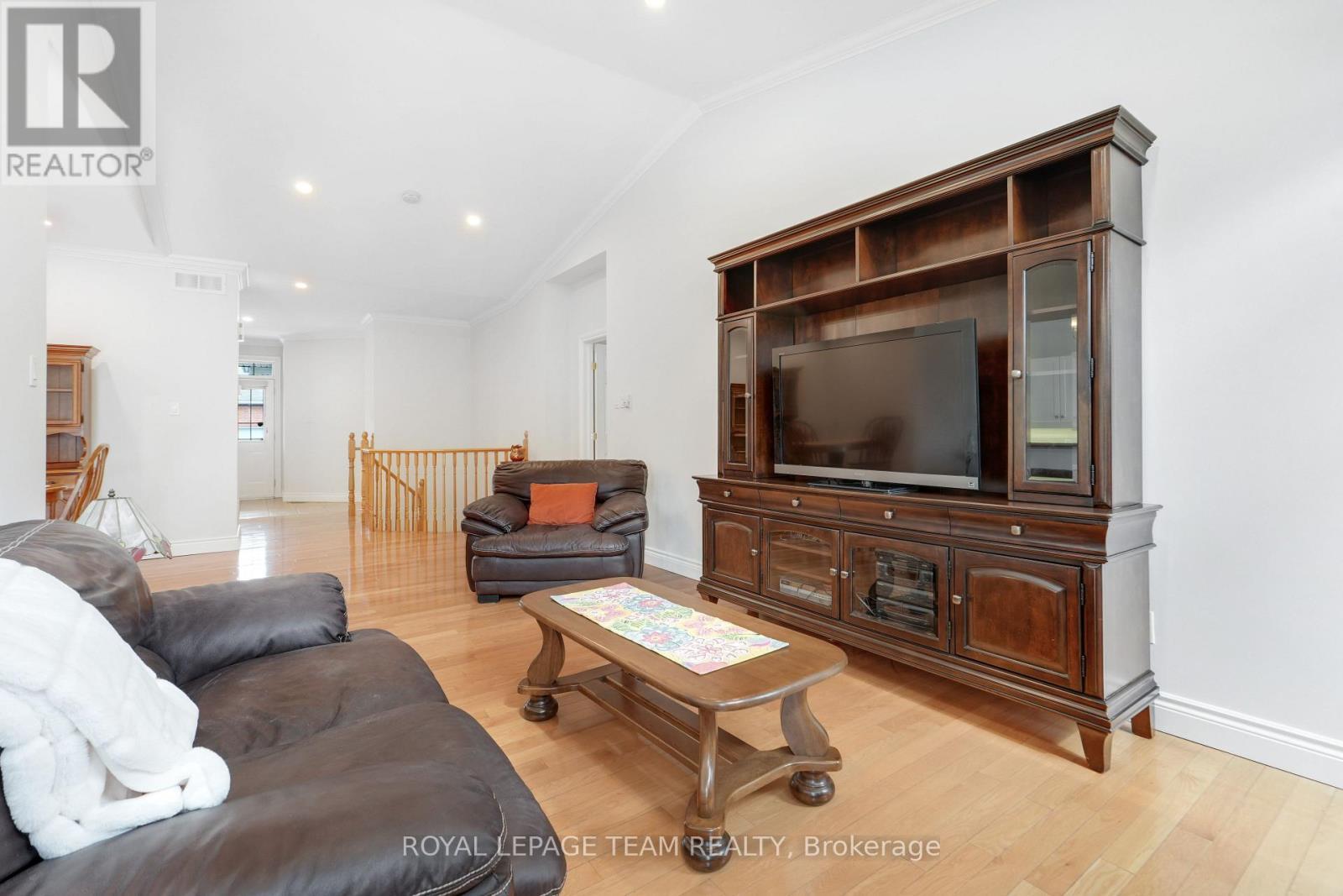 114 Bartlett Private, Ottawa, ON - Indoor Photo Showing Living Room