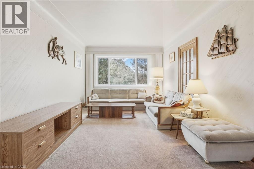 71 Weir Street S, Hamilton, ON - Indoor Photo Showing Living Room