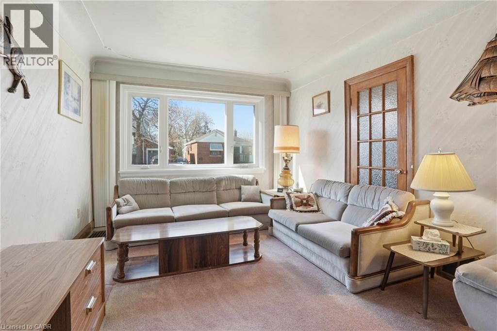 71 Weir Street S, Hamilton, ON - Indoor Photo Showing Living Room