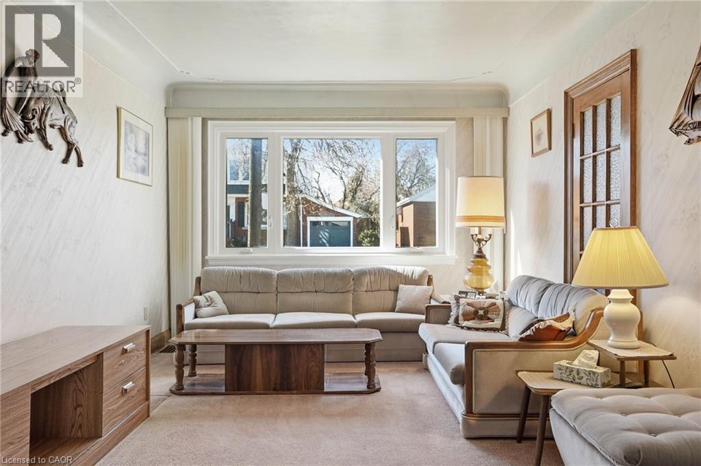 71 Weir Street S, Hamilton, ON - Indoor Photo Showing Living Room