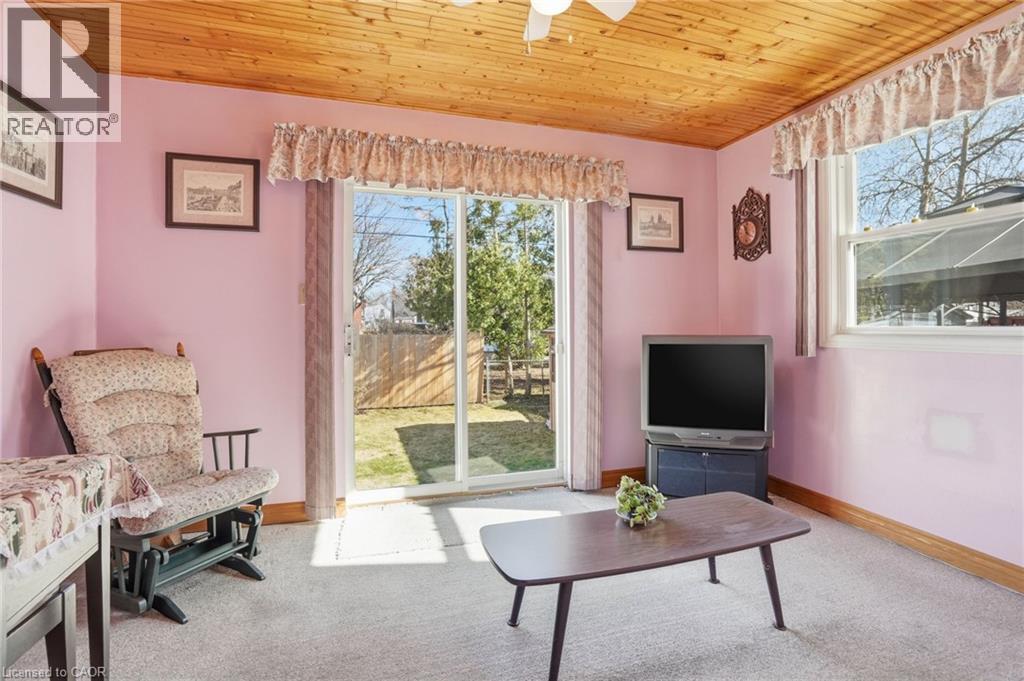 71 Weir Street S, Hamilton, ON - Indoor Photo Showing Living Room