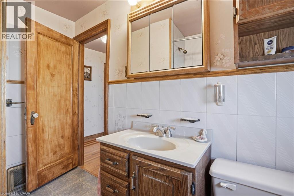 71 Weir Street S, Hamilton, ON - Indoor Photo Showing Bathroom